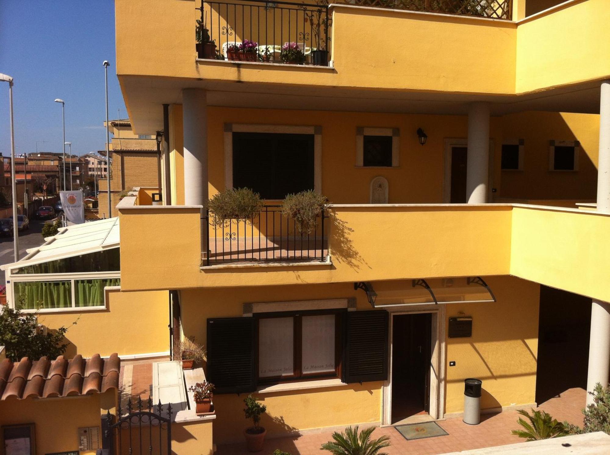 Hotel La Maison Jolie Fiumicino Exterior photo