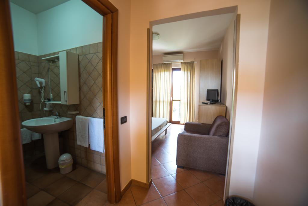 Hotel La Maison Jolie Fiumicino Exterior photo